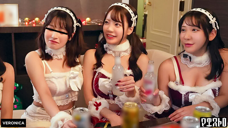 紅白の可愛いサンタコスを纏った美女たちと乱交SEX！抜群のプロポーションに度肝を抜かされた男たちはフル勃起！まさに性なる夜といわんばかりのクリスマスナイトに発展！【ことね/まいな/えみ/ななみ】Verえみ＆ななみ - サンプル画像 - 1