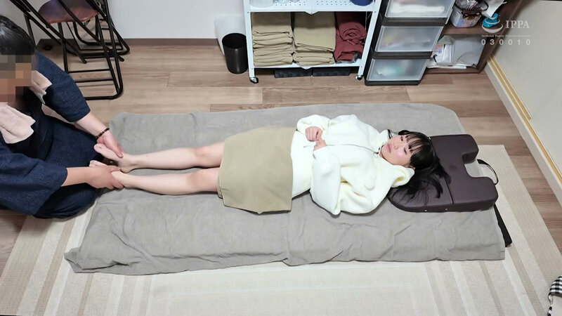 「もしかして、デブの汗って媚薬なの？」むさ苦しい中年整体師（52歳）の100kg超の贅肉でっぷり圧迫腹で下半身をロックされ、滴り落ちる唾液とアブラ汗を浴びながら『自慢のママにならなくちゃ』と洗脳されて手篭めにされちゃうセクハラごっくん産後骨盤ケア性交 - サンプル画像 - 12