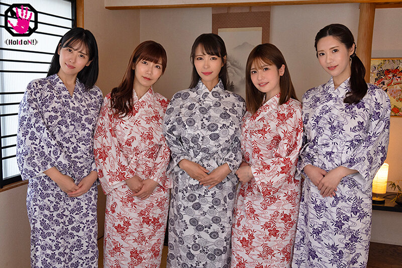 旅館に泊まりに来たママ友たちは全員欲求不満！？美人妻たちの艶めかしい肉体に欲情した僕は『思い勃って即行動』してみたら、久しぶりのチ●ポに興奮してしまいフェラも挿入もやりたい放題！！セックレスで早漏マ●コの人妻は何度も何度も不倫絶頂！！ - サンプル画像 - 2