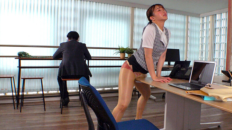 バレたらマズイ状況でこっそり吐息を漏らす 働くオンナのパンスト角オナニー - サンプル画像 - 2