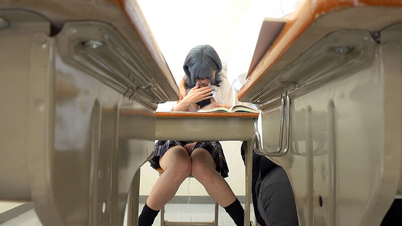 バレたらヤバい状況で敏感乳首をイジられお漏らし絶頂してしまう女子●生たち - サンプル画像 - 2