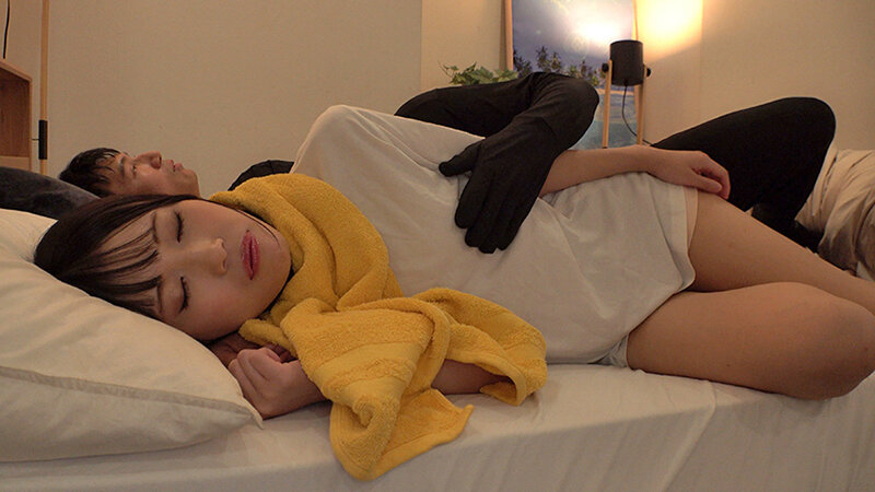 乳首いじりが日常に溶け込んだ世界でイジられていることには気づかないまま皆の前で乳首絶頂してしまう敏感オフィスレディたち - サンプル画像 - 15