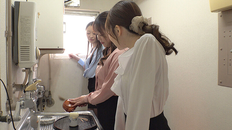 パンストマニアな老害じじい社長の性処理係にさせられた美脚OL - サンプル画像 - 1
