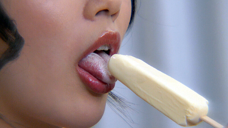 ネットリ絡みつく粘着フェラでご近所肉棒を総舐めするお節介奥様かんなさん 美咲かんな - サンプル画像 - 2