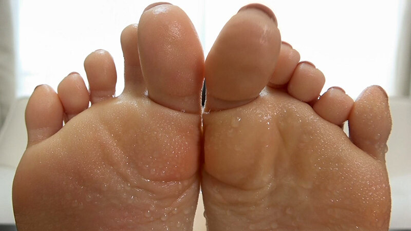 美女たちの足裏をふやけるまで舐めたい！ マッサージオイル編 - サンプル画像 - 7