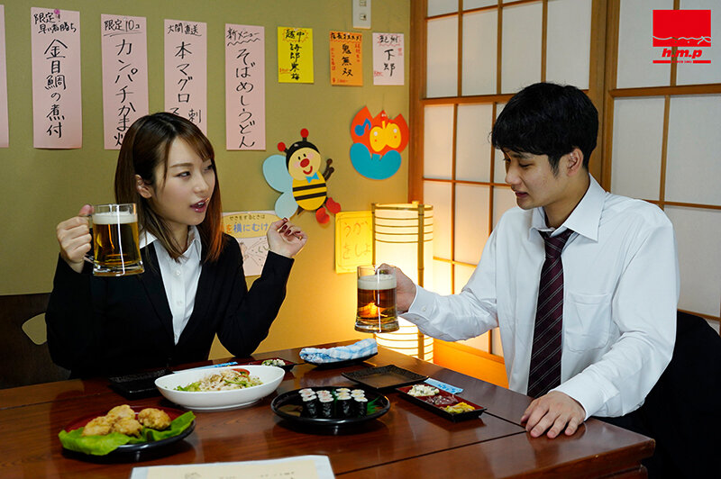 「終電なくなっちゃったね…じゃあウチくる？」終電を逃して旦那さんが出張中の女上司の家にお泊まり不倫、誘惑発情された僕は興奮して朝までハメ続けた 八乃つばさ - サンプル画像 - 8