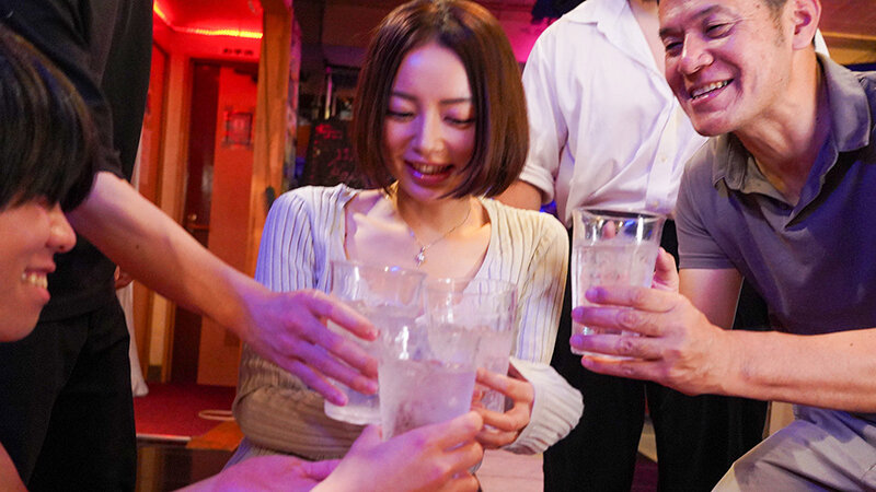 息子の同級生の父親と週1で闇営業ハプニングバー密会。他人にSEXを見られる快感にハマった欲求不満の不倫ママ 美咲かんな - サンプル画像 - 9