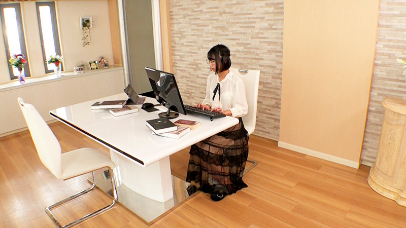 彼氏いない引きこもり小説家・市来まひろは官能小説の取材を通じてスレンダー美脚でオトコ達を悩殺する快感に目覚める - サンプル画像 - 1