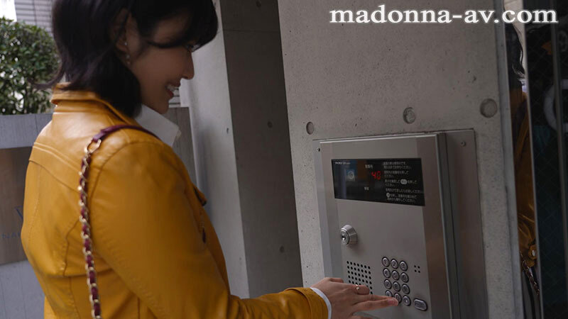 衝撃の略奪『寝取り』痴女ドキュメンタリー！！ これから新婚M男クンの愛の巣に潜入して、夫婦の愛をぶち壊しに行ってきます―。 神宮寺ナオ - サンプル画像 - 1