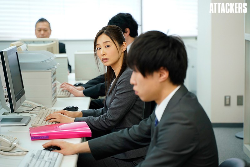 終電を逃した僕は彼女がいるのに女上司の家に泊まってしまった…。 夏目彩春 - サンプル画像 - 1