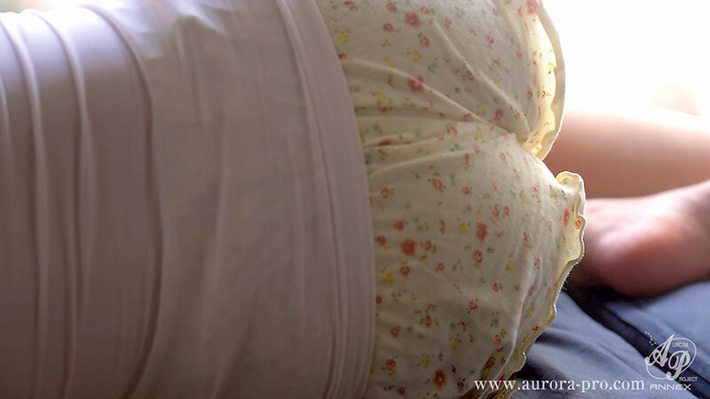 帰省してきた姪っ子のピン勃ち乳首 月本海咲 - サンプル画像 - 9