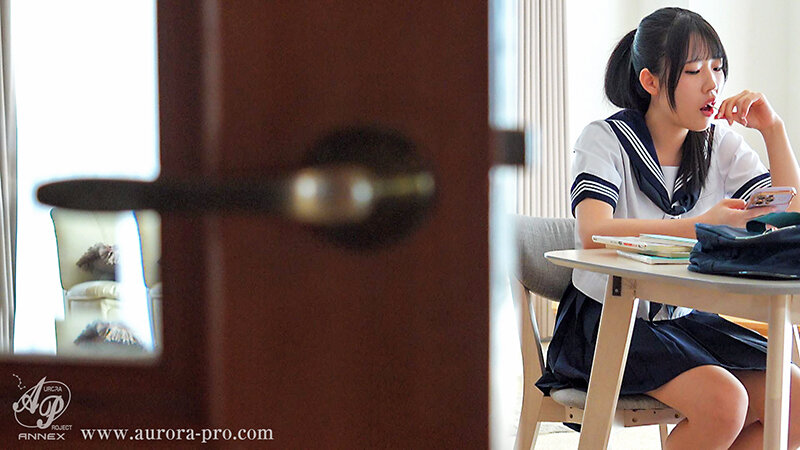 中年チ〇ポ偏愛女学生 留守番中に近所のおじさん達に中出しされちゃいました 桜ゆの - サンプル画像 - 2