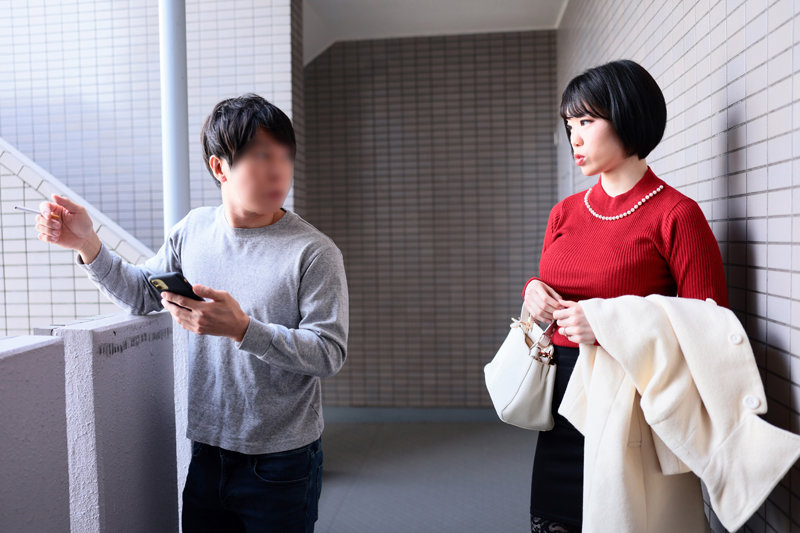 嫌味な隣人妻が夫に内緒でデリヘルバイト 日頃の仕返しに生本番、羞恥露出を強要してネチネチ苛めてたらエロすぎる反撃にあった 朝日りん - サンプル画像 - 1