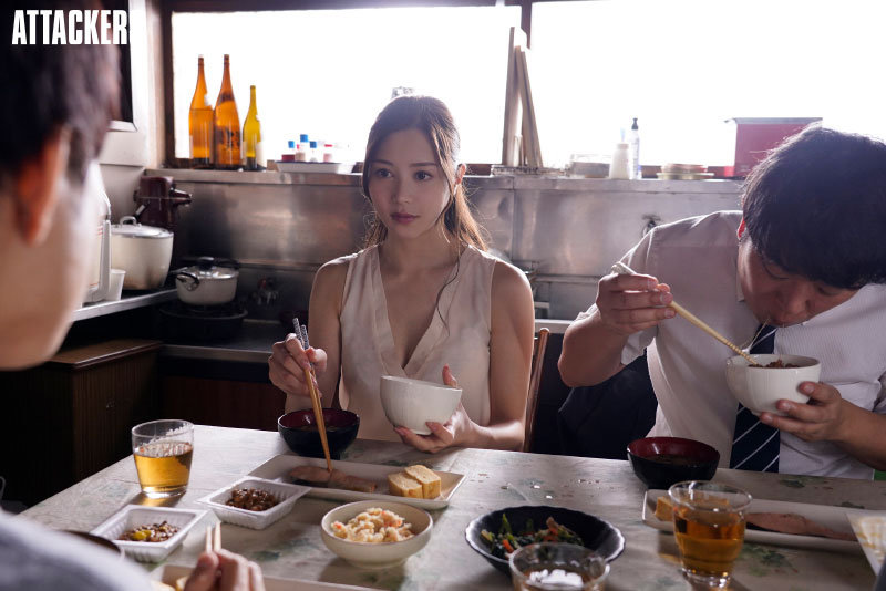 数年ぶりに地元に帰ってきた僕は、憧れの兄嫁さんと汗だくになりながらハメまくった。 白峰ミウ - サンプル画像 - 1