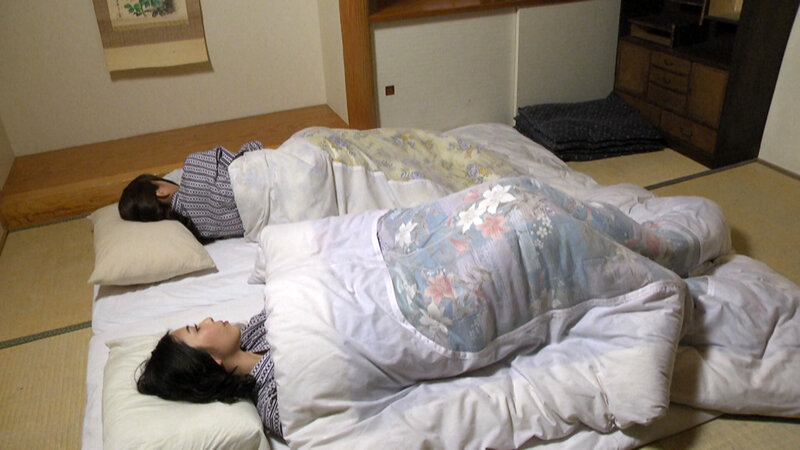 一夜レズ ～旅先、遅咲き、酔い乱れ～ - サンプル画像 - 1