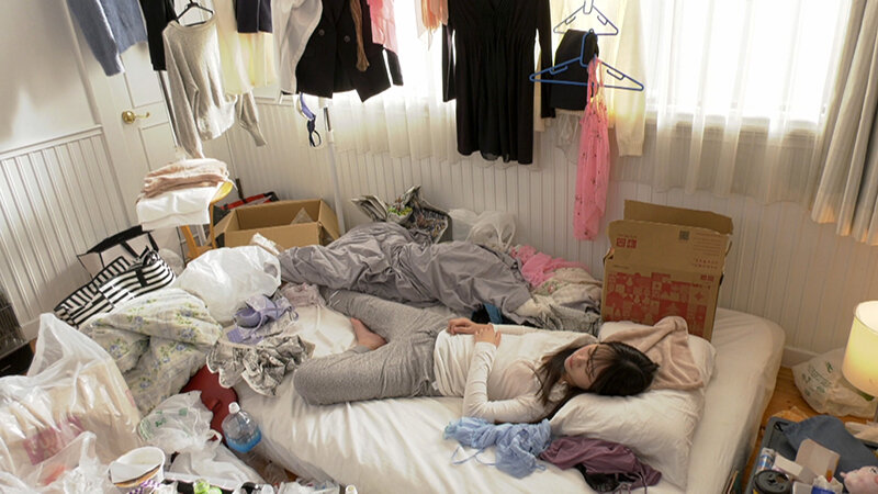 汚部屋レズ ～匂います？お風呂キャンセル女子の汚部屋レズ誘惑～ - サンプル画像 - 8