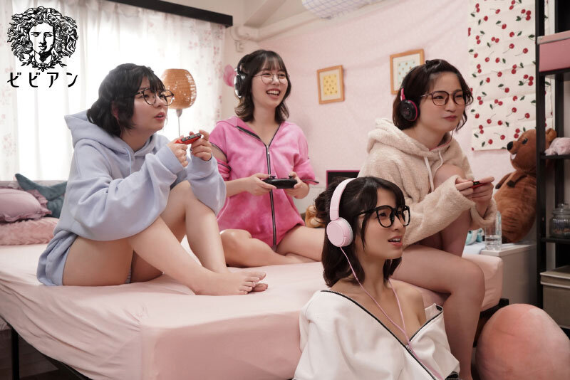 オタク女子会レズビアン SEXの快感にハマったゲーマー女子が無課金でイキまくり絶頂コンティニュー超乱交！ 倉本すみれ 百瀬あすか 市井結夏 姫野らん - サンプル画像 - 10