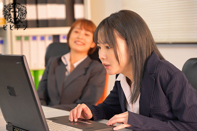 怠け癖のある干物女と思っていた先輩が実はシゴデキ。ギャップありすぎの濃厚キスでレズ堕ちした私 やらかし窓際先輩×期待の新人後輩 オフィスレズビアン 美ノ嶋めぐり 玉城夏帆 - サンプル画像 - 1