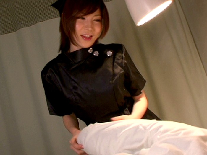 美女ナースが僕を狙ってる！ 里美ゆりあ - サンプル画像 - 12