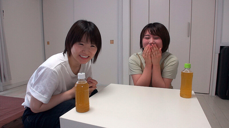 チンスメ女子会 チ●ポのスメルをクンクン嗅いでレビューする女の子たち、 でも勝手にハメ始めてしまう - サンプル画像 - 1