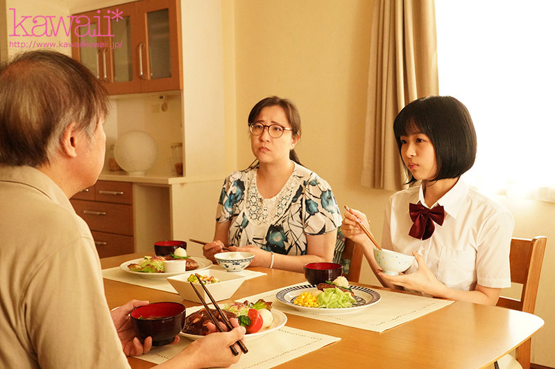 「新しいお義父さんの目的は女子●生の私でした…」 母の再婚相手が吐き気がするほど気色の悪い盗撮魔だなんて… 日向なつ - サンプル画像 - 1