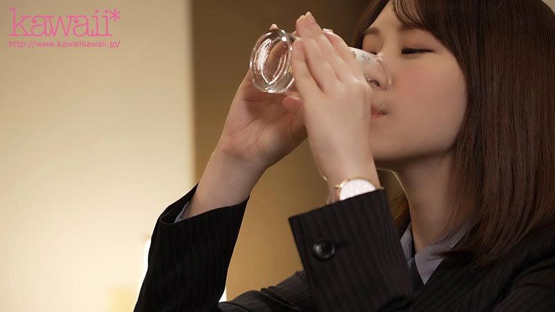 軽蔑している脚フェチセクハラ上司と出張先ホテルでまさかの相部屋で中出し交尾に溺れて… 酒井莉乃 - サンプル画像 - 4