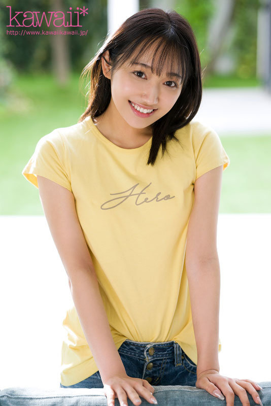 挿入する瞬間が好き…でも歴代彼氏が早漏すぎてイッたことない小麦肌のEcup美少女がナカイキを体験したくてAVデビュー！ 安達ゆら - サンプル画像 - 1