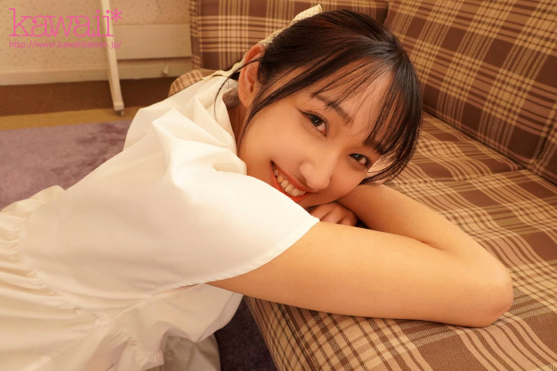 挿入する瞬間が好き…でも歴代彼氏が早漏すぎてイッたことない小麦肌のEcup美少女がナカイキを体験したくてAVデビュー！ 安達ゆら - サンプル画像 - 3