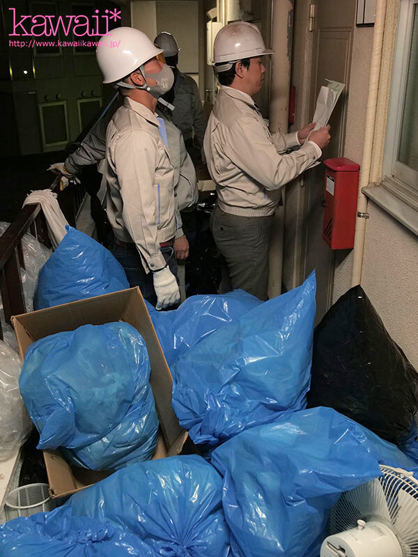 隣人のゴミ部屋で異臭中年おやじに抜かずの連撃中出し37発で孕まされた制服女子の末路… 日向なつ - サンプル画像 - 10