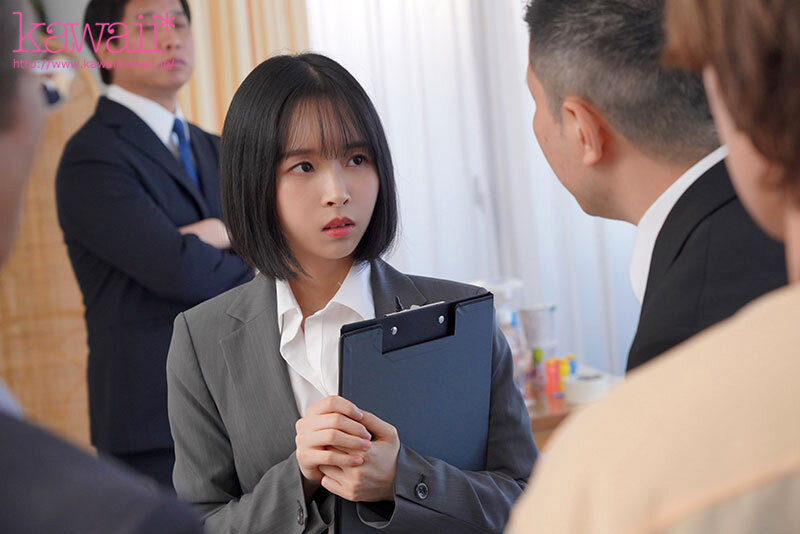 もう23歳なのに童顔なばかりに全裸よりも恥ずかしいジュニア水着のモデルをさせられて… 日向なつ - サンプル画像 - 1