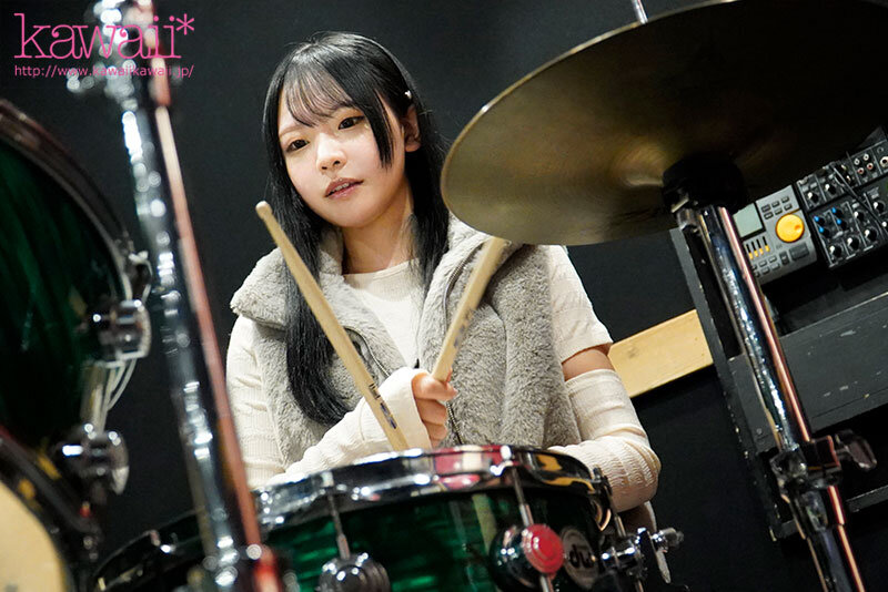 満足できる男とセックスに巡り会えず男を漁りまくる現役JDドラム美女がうねりとグルーヴを生み出す腰使いで リズミカルにイキ跳ねブッ飛びAVデビュー 出口結絆 - サンプル画像 - 2