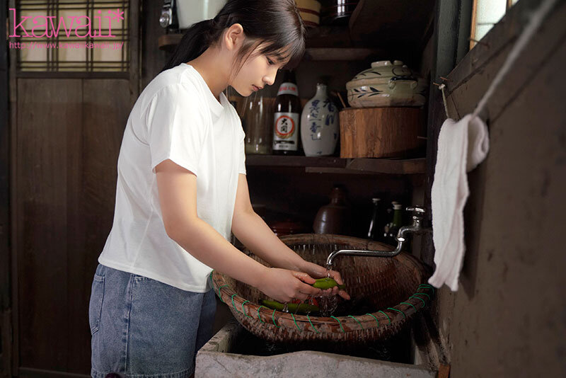 森林の恵みを感じ、豊かな自然に育まれた、汚れなき子は、実は濃厚おじさんとエッチがしたい！ 山梨県の過疎地で、お爺ちゃんと2人暮らしの女の子AVデビュー 柊みおり - サンプル画像 - 4