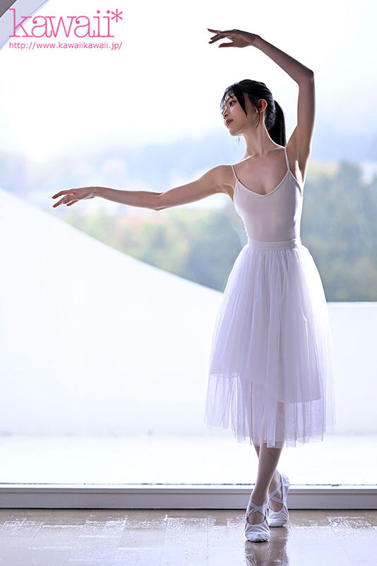 脱いだら美しいウエスト52cm美乳くびれボディ。バレエの天才少女 清野咲 AVデビュー - サンプル画像 - 3