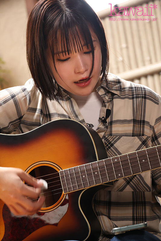 ここ最近100人以上観客集まった注目シンガーが、歌手有名になる前に変態プレイを体験したくてこっそりAV出演デビュー！ 変態むっつりすけボーカル 岐阜県出身 溝端恋 - サンプル画像 - 2