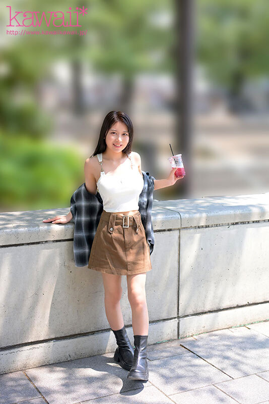 見た目よりウブで見た目より真面目な、SEX経験ガチ1回のみインフルエンサー（カップ数:Hcup）のいきなり中出し体験デビュー【1本限定出演】 重盛れいか - サンプル画像 - 13