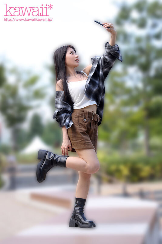 見た目よりウブで見た目より真面目な、SEX経験ガチ1回のみインフルエンサー（カップ数:Hcup）のいきなり中出し体験デビュー【1本限定出演】 重盛れいか - サンプル画像 - 2