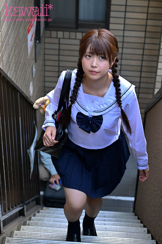 いつもマジメ無口な義娘が、ある日嫁不在の間にニコニコ笑顔で…義父の俺におぱんつちらちらパンチラしてきた。 青坂あおい - サンプル画像 - 2