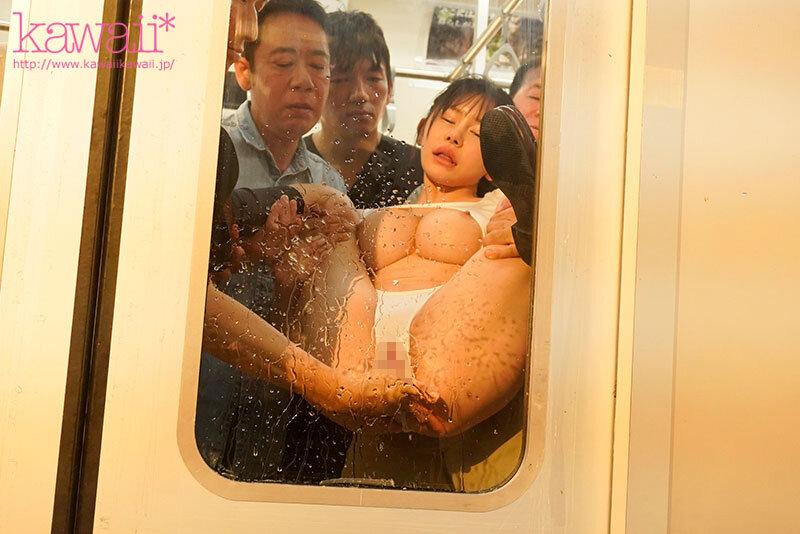 電車で、私だけ水着。弱み握られたKカップ少女はスク水通学を強いられ集団痴●魔に公然わいせつ。 天音るな - サンプル画像 - 9