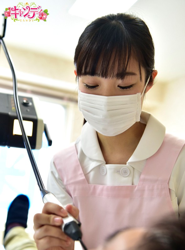 月2で通う歯科医院で見つけた 小柄で可愛い歯科助手さんが押しに弱い素人娘からAV女優に変身するまで。 栄川乃亜 - サンプル画像 - 9