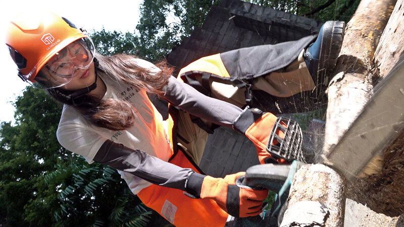 林業女子！作業はいりまーす 可愛すぎる林業女子と森の中で野外セックス - サンプル画像 - 1