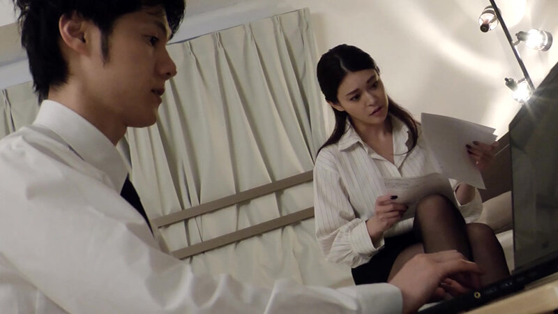 【4K】真面目な美人上司に谷間誘惑されてハメ狂った夜 橘メアリー - サンプル画像 - 2