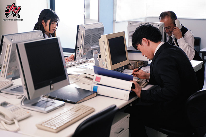 新卒で入社した同期の彼女が俺の上司に寝取られ種付けプレスされていた。 辻さくら - サンプル画像 - 8