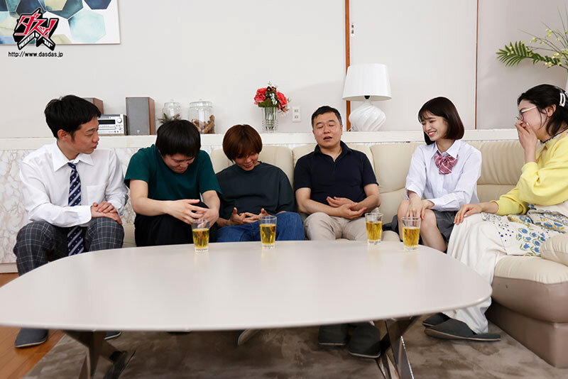 聖水ファミリーへようこそ！ 飲尿中毒な義父たちとの恥ずかしお漏らし生活 倉本すみれ - サンプル画像 - 2
