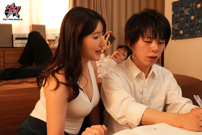 押せばヤレる巨乳サセ子なお姉さんとSEXできる流れだったのに、いつも悪友に邪魔されて、SEXできない僕。 森沢かな - サンプル画像 - 2