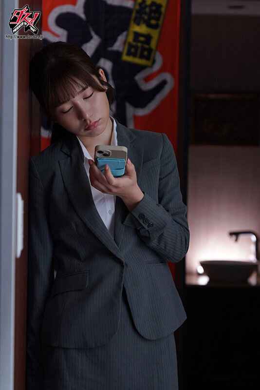 出張先で集中豪雨 嫌いな上司の前でまさか酔い潰れ…突然の相部屋 夜が明けても唾液を濃厚に絡ませ汗だく中出し絶倫性交で貪り合ってました。 五日市芽依 - サンプル画像 - 1