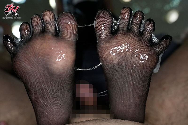 男をダメにする美脚堪能。甘すぎる極上足フェティスイートルーム。蒸れパンスト神聖おみ足でペニス挟撃コキシコぎゅむゥの極ズリ射精焦らし。 倉本すみれ - サンプル画像 - 5