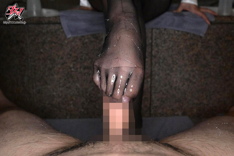 男をダメにする美脚堪能。蒸れパンスト神聖おみ足でペニス挟撃コキシコぎゅむゥの極ズリ射精焦らし。甘すぎる極上足フェティスイートルーム。 姫咲はな - サンプル画像 - 9