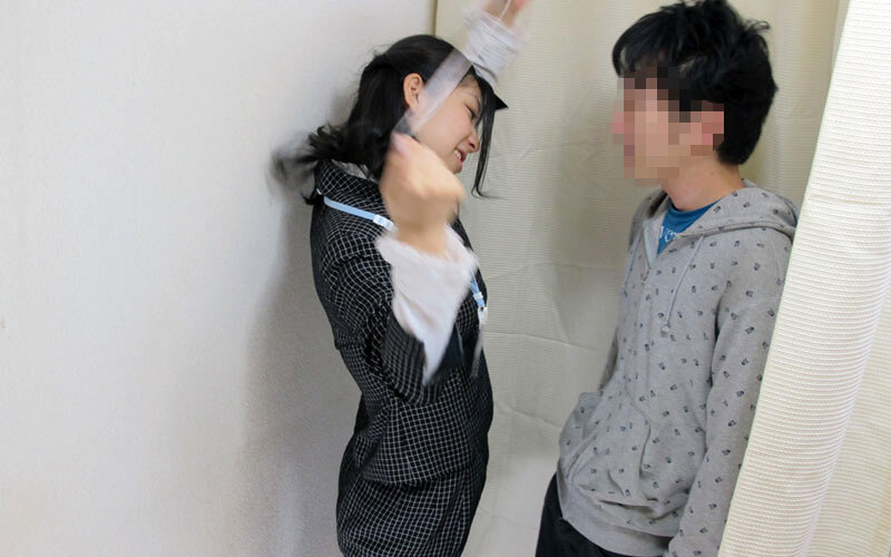 試着室でアパレル店員にわざと勃起したチ●ポを見せて「手コキだけでも…？」とお願いしたら、どんな結末が…！？4時間 - サンプル画像 - 14