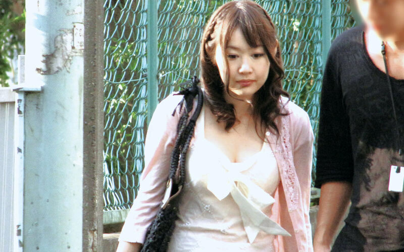 素人ドッキリ企画 見知らぬ男性にナンパ即口説かれるハプニング！旦那はモニター越しに監視、若妻が寝取られ浮気SEX4時間 - サンプル画像 - 11