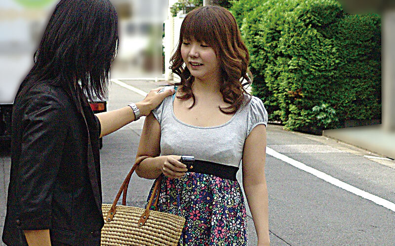 素人ドッキリ企画 見知らぬ男性にナンパ即口説かれるハプニング！旦那はモニター越しに監視、若妻が寝取られ浮気SEX4時間 - サンプル画像 - 17